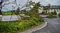 Umgestürzte Bäume vor einem Ferienressort auf den Turks- und Caicosinseln in der Karibik, 20.09.2022
