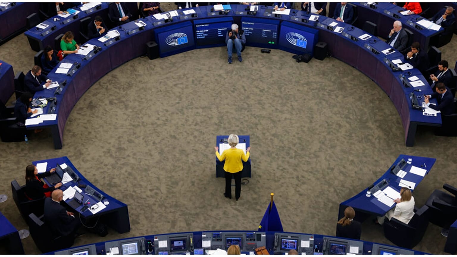  ترتدي رئيسة مفوضية الاتحاد الأوروبي، أورسولا فون دير لاين، ألوان أوكرانيا، تلقي خطابها عن حالة الاتحاد الأوروبي، في البرلمان الأوروبي في ستراسبورغ بشرق فرنسا  14 سبتمبر 2022 