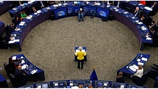  ترتدي رئيسة مفوضية الاتحاد الأوروبي، أورسولا فون دير لاين، ألوان أوكرانيا، تلقي خطابها عن حالة الاتحاد الأوروبي، في البرلمان الأوروبي في ستراسبورغ بشرق فرنسا  14 سبتمبر 2022 