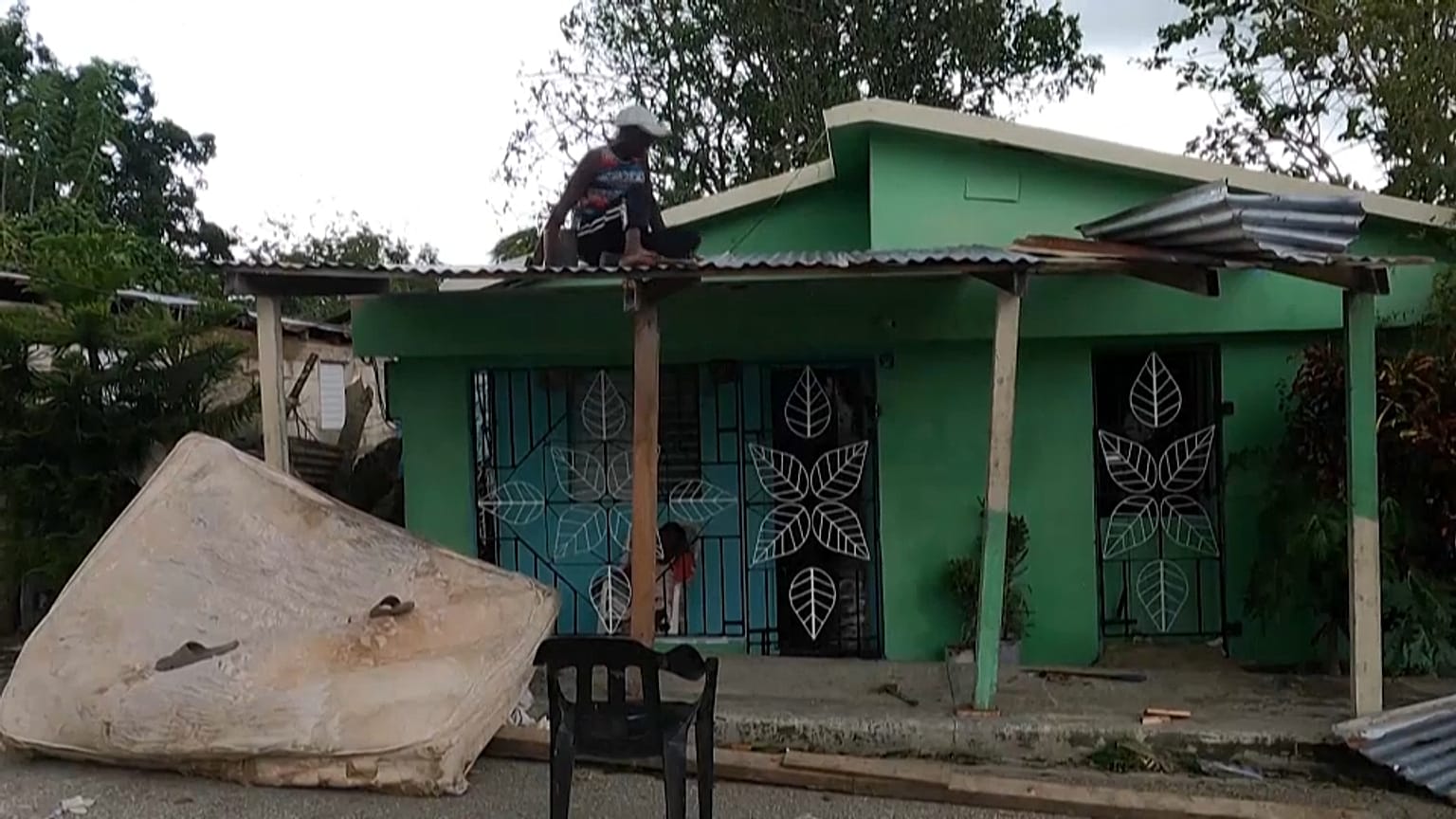 Un hombre arregla su casa tras el paso de Fiona, en Santa Cruz del Seibo, República Dominicana