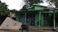 Un hombre arregla su casa tras el paso de Fiona, en Santa Cruz del Seibo, República Dominicana