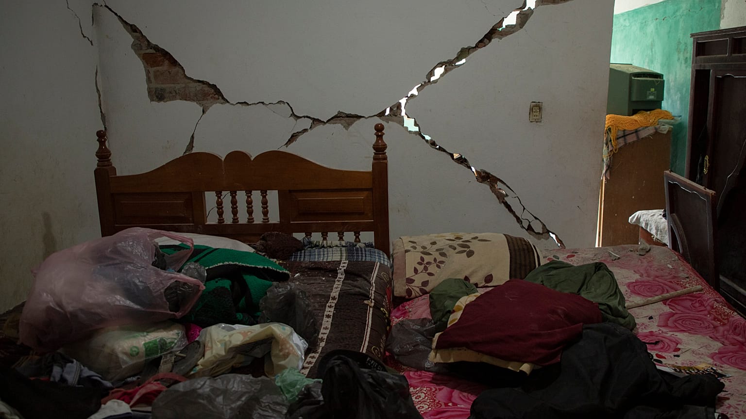Una pared agrietada se encuentra en una casa dañada por un terremoto en Huizontla, estado de Michoacán, México, el martes 20 de septiembre de 2022.