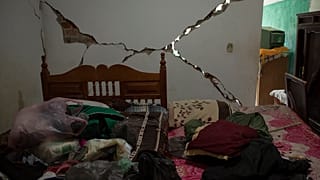 Una pared agrietada se encuentra en una casa dañada por un terremoto en Huizontla, estado de Michoacán, México, el martes 20 de septiembre de 2022.