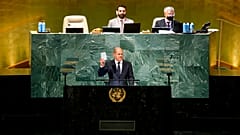 Olaf Scholz hält die Charta der Vereinten Nationen bei seiner Rede vor der UN-Vollversammlung
