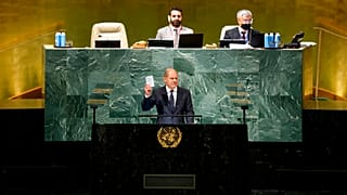 Olaf Scholz hält die Charta der Vereinten Nationen bei seiner Rede vor der UN-Vollversammlung
