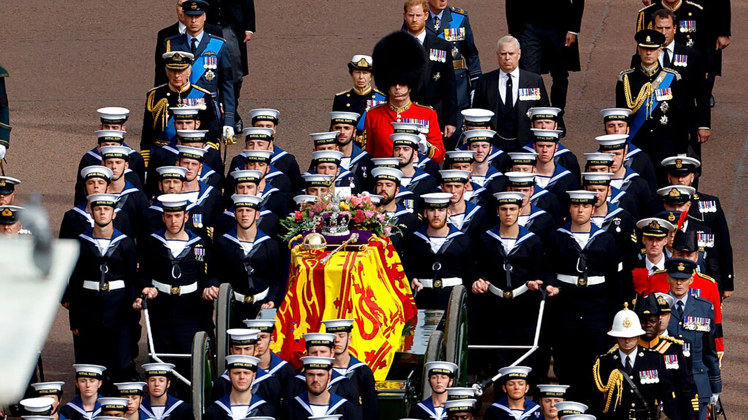 138 Matrosen der Royal Navy geleiten des Sarg der Queen durch London, 19. September 2022 
