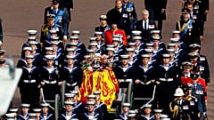 138 Matrosen der Royal Navy geleiten des Sarg der Queen durch London, 19. September 2022 