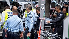الشرطة الإسرائيلية تنقل جثة الفلسطيني موسى صرصور بعد أن زعم أنه قتل امرأة إسرائيلية تبلغ من العمر 84 عاما ثم شنق نفسه، في تل أبيب، إسرائيل، الأربعاء 21 سبتمبر 2022 