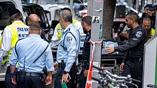 الشرطة الإسرائيلية تنقل جثة الفلسطيني موسى صرصور بعد أن زعم أنه قتل امرأة إسرائيلية تبلغ من العمر 84 عاما ثم شنق نفسه، في تل أبيب، إسرائيل، الأربعاء 21 سبتمبر 2022