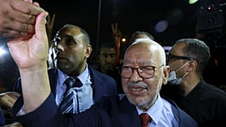 راشد الغنوشي، رئيس حزب النهضة الإسلامي التونسي، يحيي مؤيديه أثناء مغادرته مكتب المدعي العام لمكافحة الإرهاب في تونس- 19 تموز 2022.