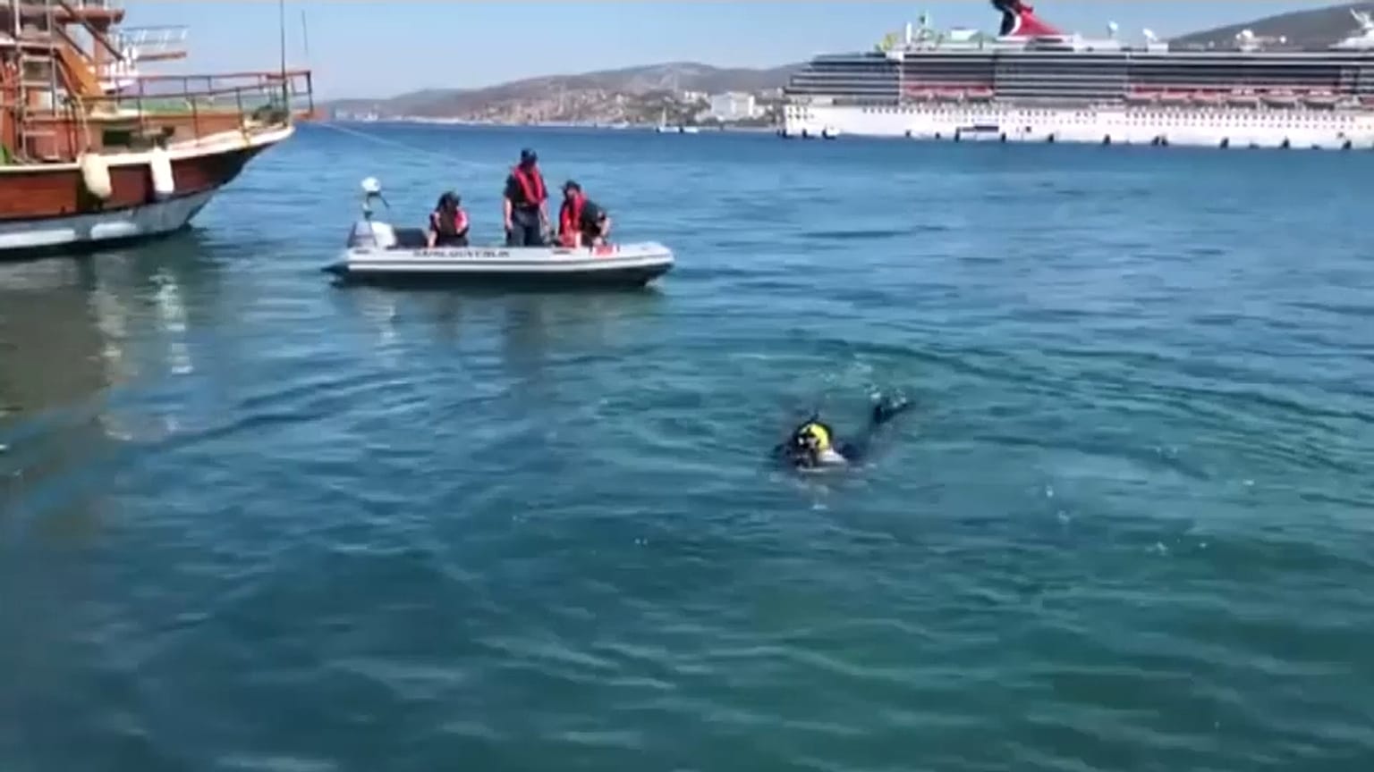 حملة تنظيف شاطئ كوساداسي في تركيا.