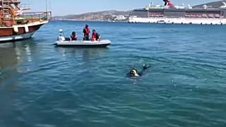 حملة تنظيف شاطئ كوساداسي في تركيا.