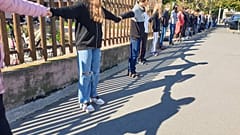 Élő lánc a Szigetszentmiklósi Batthyány Kázmér Gimnázium körül
