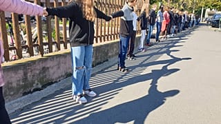 Élő lánc a Szigetszentmiklósi Batthyány Kázmér Gimnázium körül