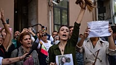 Une jeune femme iranienne exilée à Istanbul se coupe les cheveux en soutien à Mahsa Amini, le 21 septembre 2022