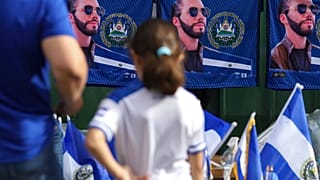 Camisetas con la fotografía del presidente de El Salvador, Nayib Bukele, en el día de la Independencia