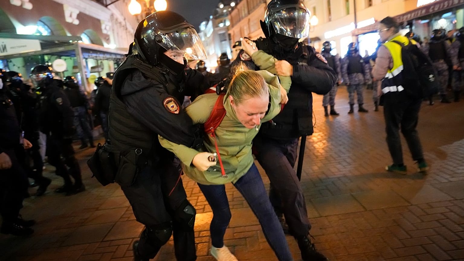 Según la organización independiente OVD-Info, por el momento ya hay más de 1300 detenidos en todo el país.
