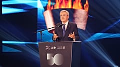 Thomas Bach, a NOB elnöke beszél a müncheni olimpia túszdrámájának 50. évfordulója alkalmából rendezett megemlékezésen Tel-Avivban 2022. szeptember 21-én