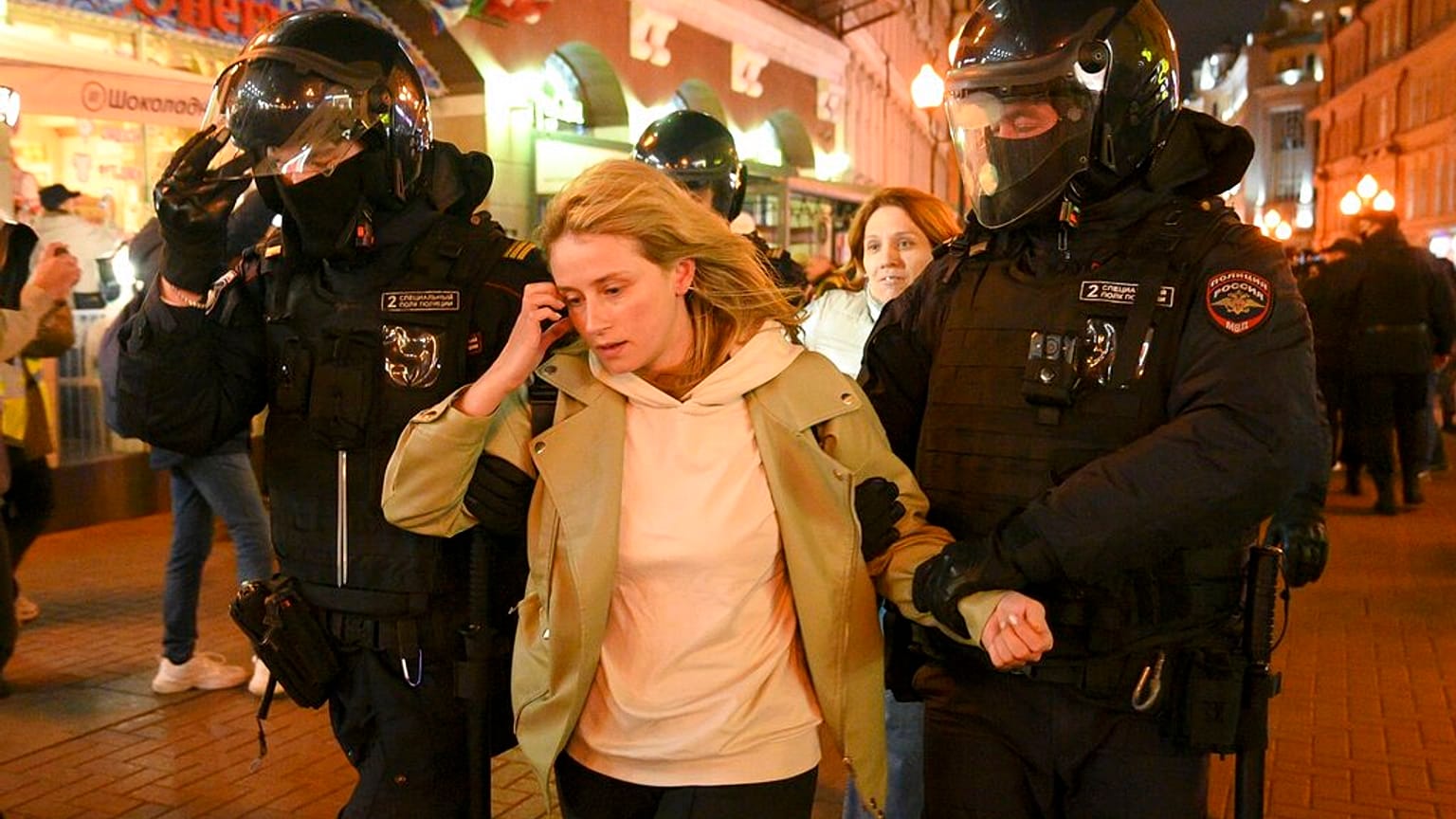 La police arrête une manifestante engagée contre la mobilisation - Moscou (Russie), le 21/09/2022