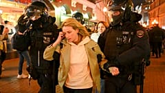 La police arrête une manifestante engagée contre la mobilisation - Moscou (Russie), le 21/09/2022