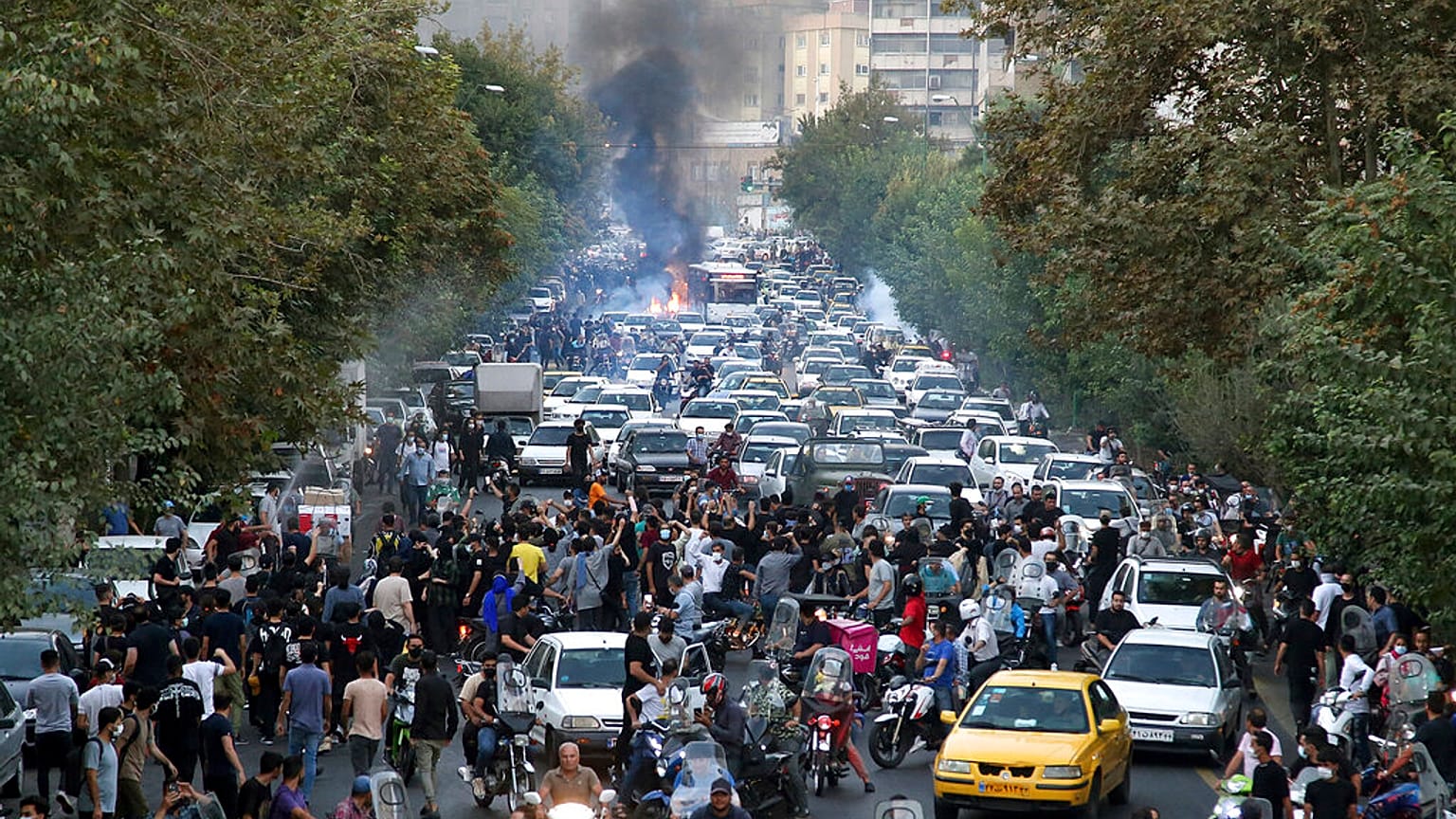 Manifestantes enfrentam autoridades iranianas nas ruas de Teerão