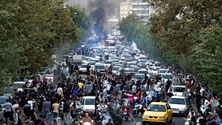 Manifestantes enfrentam autoridades iranianas nas ruas de Teerão