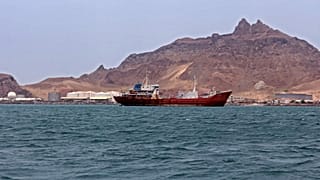 ناقلة نفط مهجورة راسية قبالة مدينة عدن الساحلية الجنوبية في اليمن-2021