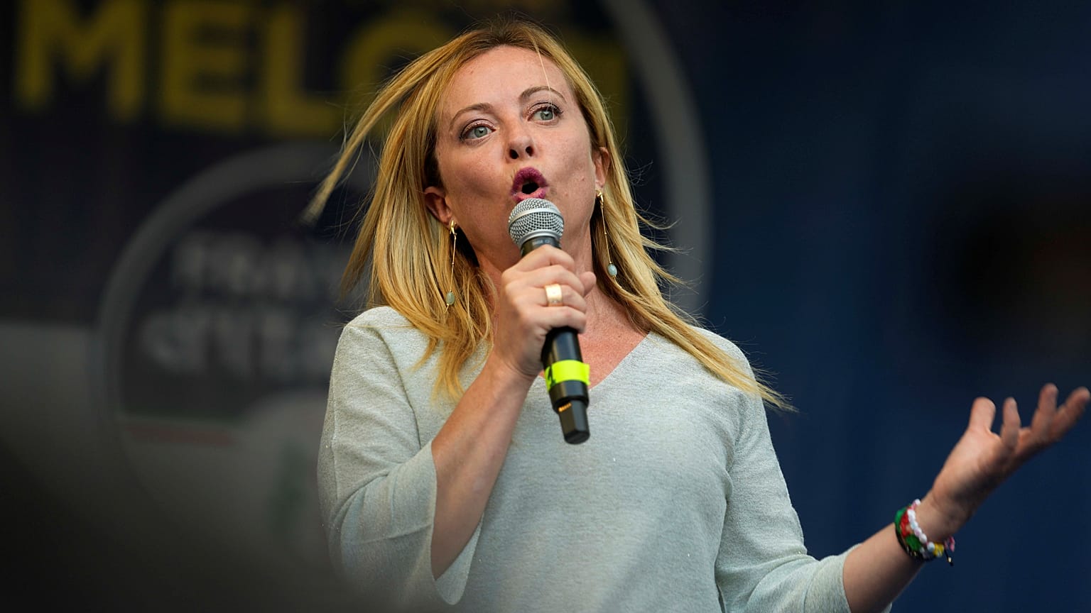 Giorgia Meloni egy augusztusi kampánygyűlésen