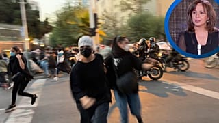 زنان در جریان اعتراض به مرگ مهسا امینی، از دست پلیس ضد شورش فرار می‌کنند.