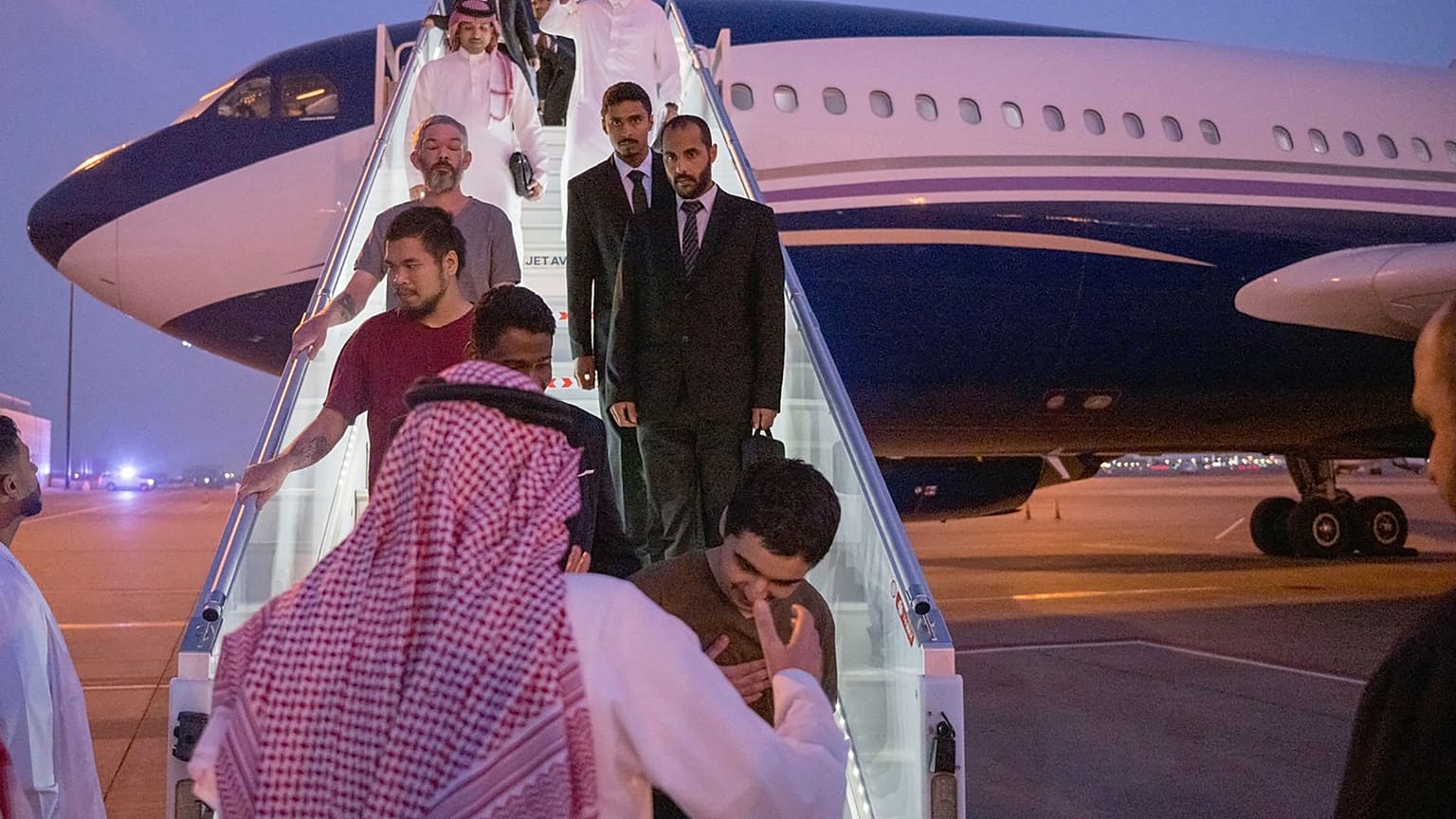 وصول أسرى حرب من روسيا إلى مطار العاصمة السعودية الرياض، في 21 سبتمبر 2022.