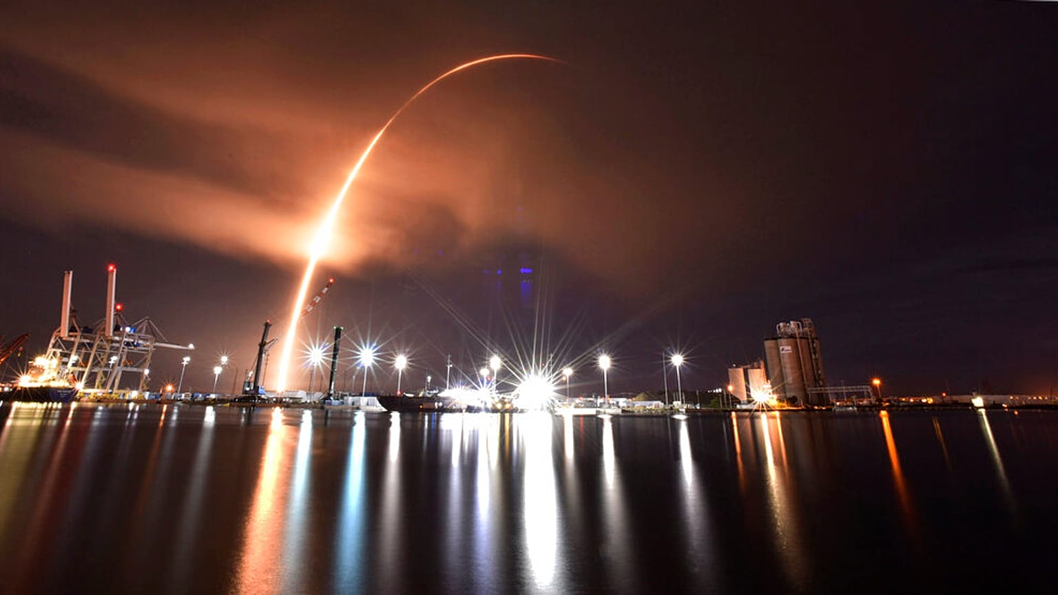 Eine SpaceX Falcon 9-Rakete mit 34 Starlink-Satelliten an Bord startet vom Kennedy Space Center in Florida, Samstag, 10. September 2022.
