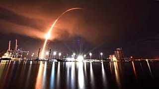 Eine SpaceX Falcon 9-Rakete mit 34 Starlink-Satelliten an Bord startet vom Kennedy Space Center in Florida, Samstag, 10. September 2022.
