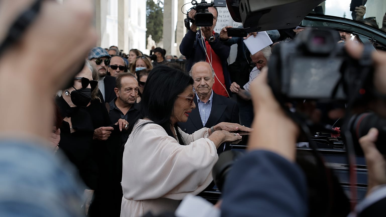 Η ηθοποιός Ζωζώ Σαπουντζάκη παραβρίσκεται στην κηδεία της ηθοποιού Μάρθας Καραγιάννη στο Α’ νεκροταφείο Αθηνών