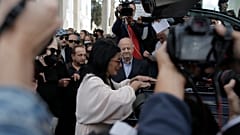 Η ηθοποιός Ζωζώ Σαπουντζάκη παραβρίσκεται στην κηδεία της ηθοποιού Μάρθας Καραγιάννη στο Α’ νεκροταφείο Αθηνών