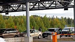 Lange Autoschlangen am Nuijamaa Grenzübergang in Lappeenranta in Finnland