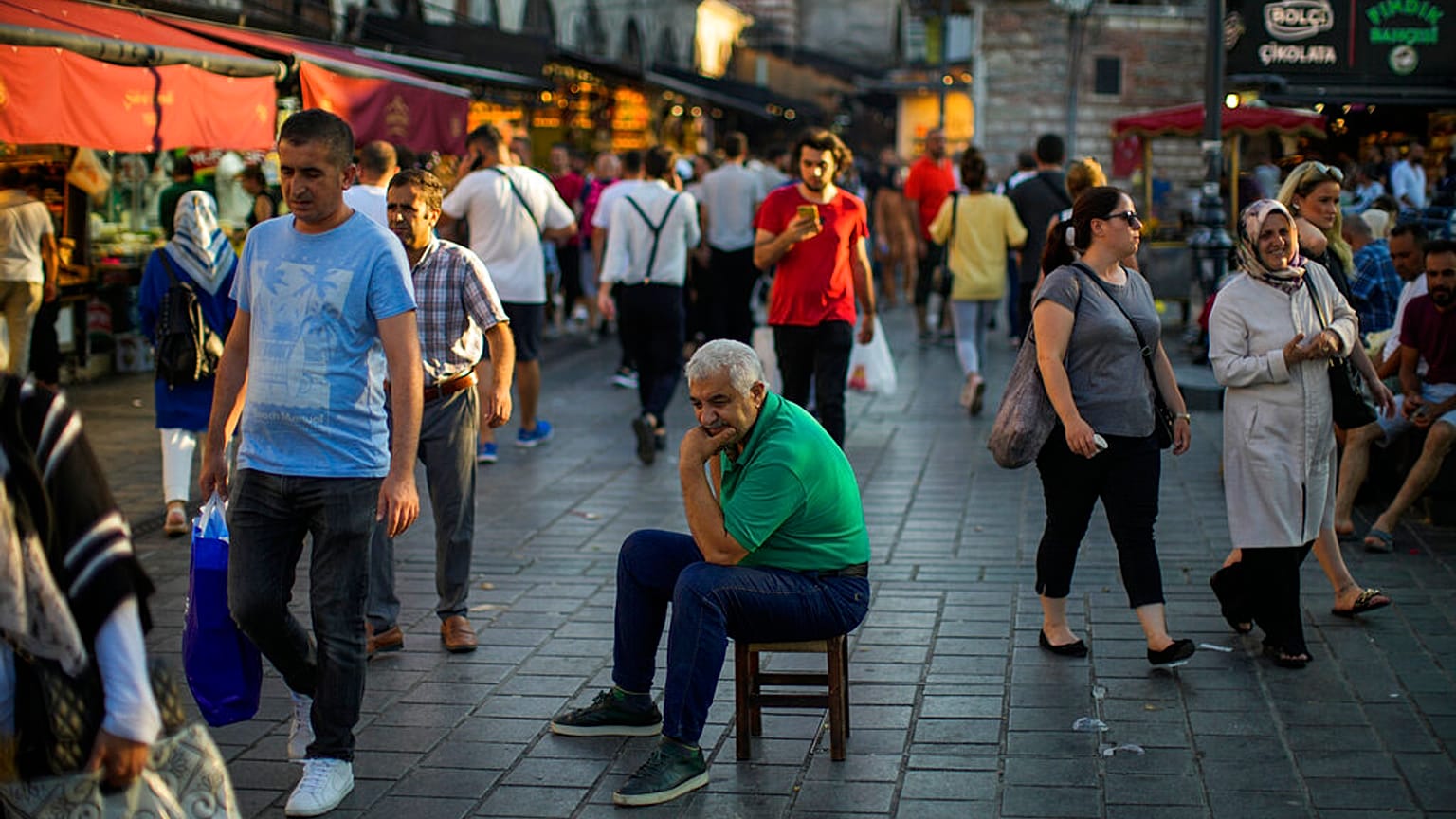İstanbul'daki Mısır Çarşısı'nda alış veriş yapanlar