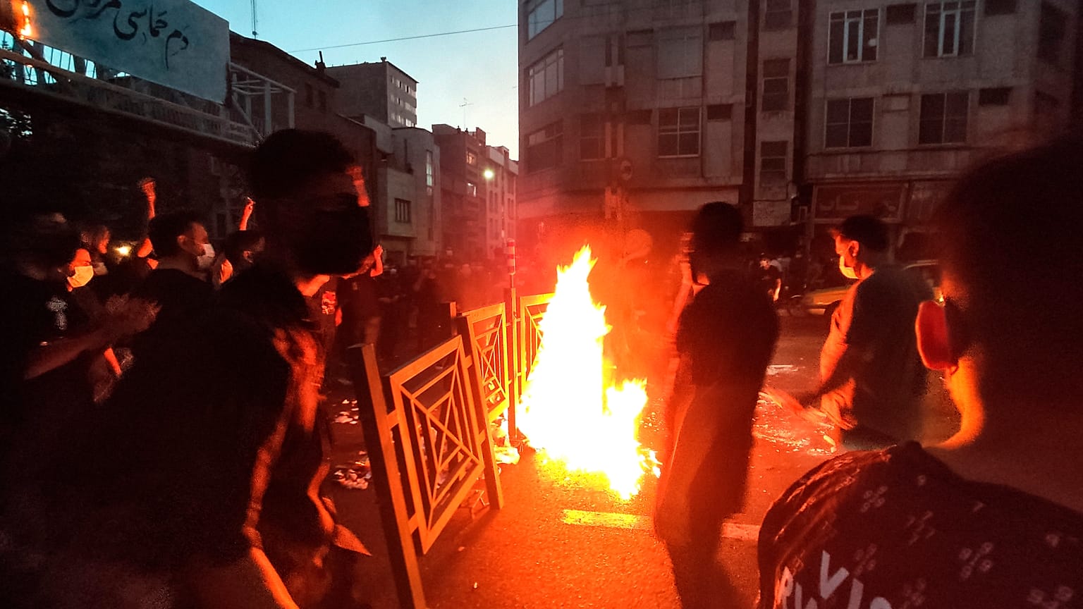 Los manifestantes hacen fuego y bloquean una calle del centro de Teherán, Irán, el 23 de septiembre de 2022. 