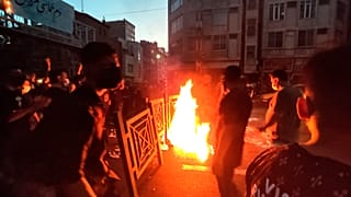 Los manifestantes hacen fuego y bloquean una calle del centro de Teherán, Irán, el 23 de septiembre de 2022.