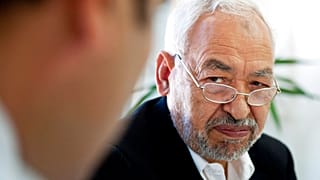الزعيم التونسي ومؤسس حزب النهضة الإسلامي المعتدل، راشد الغنوشي، يترأس المجلس التنفيذي في مقر الحزب في تونس، الخميس 27 أكتوبر 2011