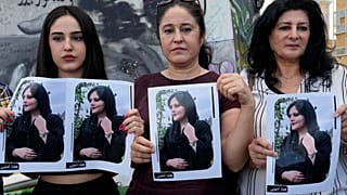 Kurd nők hidzsáb nélkül, Masa Amini portréjával 