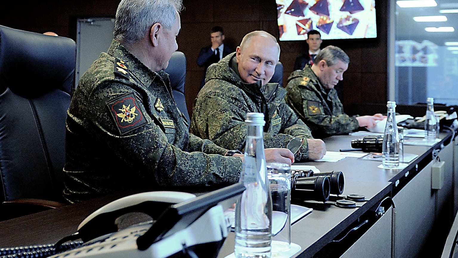 Владимир Путин на учениях "Восток-2022", слева от Путина - глава МО РФ Сергей Шойгу, справа - начальник Генштаба РФ Валерий Герасимов