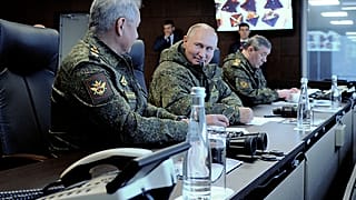 Владимир Путин на учениях "Восток-2022", слева от Путина - глава МО РФ Сергей Шойгу, справа - начальник Генштаба РФ Валерий Герасимов