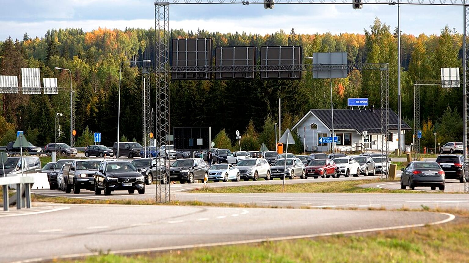 Des voitures font la queue pour passer la frontière entre la Russie et la Finlande au poste de contrôle frontalier de Nuijamaa à Lappeenranta, Finlande, jeudi 22 septembre