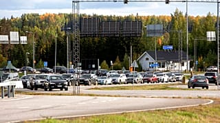 Des voitures font la queue pour passer la frontière entre la Russie et la Finlande au poste de contrôle frontalier de Nuijamaa à Lappeenranta, Finlande, jeudi 22 septembre