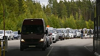 Seferberlik ilanı sonrası Rusya-Finlandiya arasındaki Vaalimaa sınır kapısında trafik yoğunluğu yaşanıyor