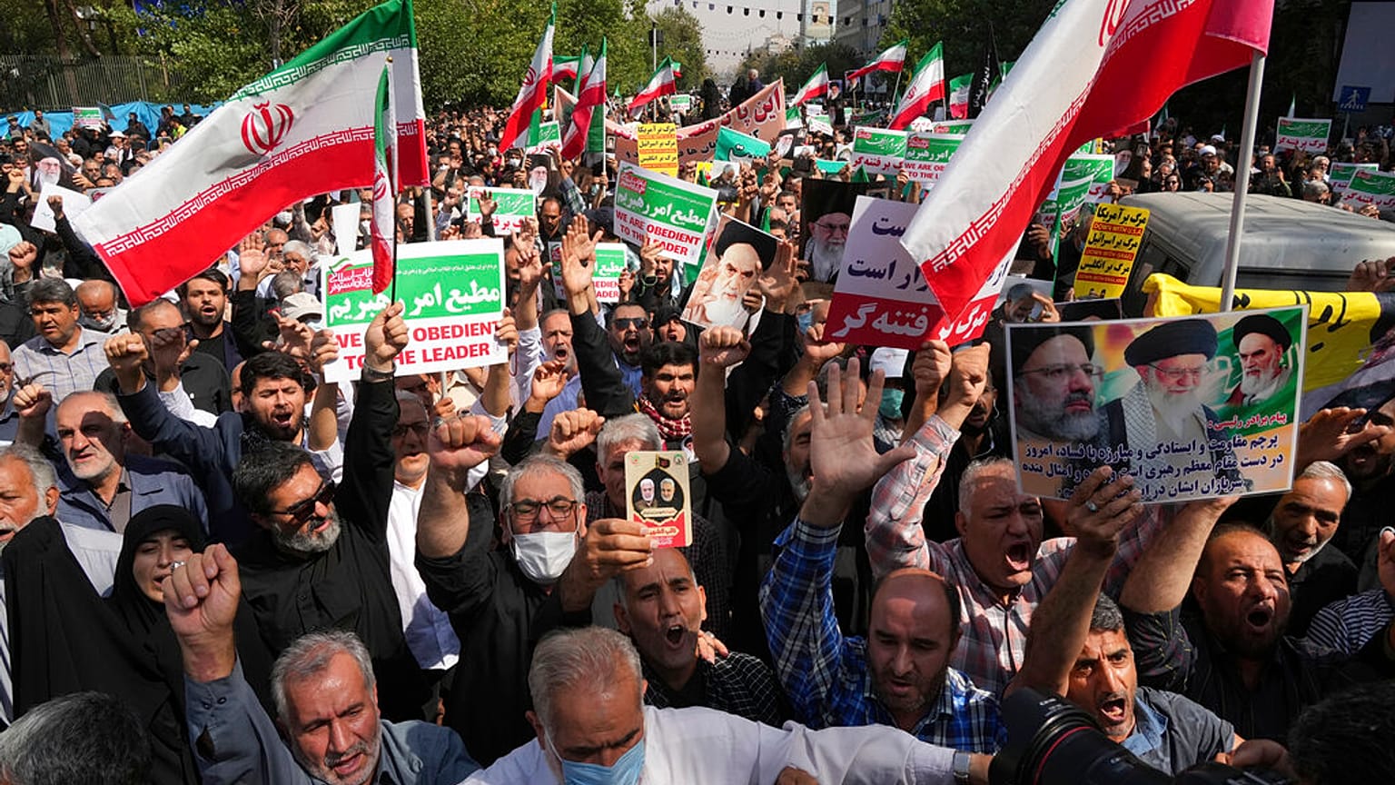 Unterstützer der iranischen Regierung gehen nach dem Freitagsgebet auf die Straßen Teherans. Eine Reaktion auf regierungskritische Proteste, die seit dem Wochenende anhalten.