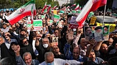 Unterstützer der iranischen Regierung gehen nach dem Freitagsgebet auf die Straßen Teherans. Eine Reaktion auf regierungskritische Proteste, die seit dem Wochenende anhalten.