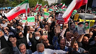 Unterstützer der iranischen Regierung gehen nach dem Freitagsgebet auf die Straßen Teherans. Eine Reaktion auf regierungskritische Proteste, die seit dem Wochenende anhalten.