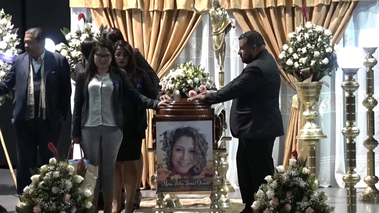 Foto de María Belén Bernal, la abogada asesinada en un recinto policial, en su velatorio en la Universidad Central de Quito, Ecuador.