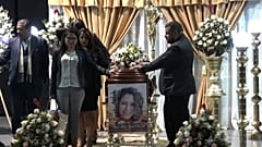 Foto de María Belén Bernal, la abogada asesinada en un recinto policial, en su velatorio en la Universidad Central de Quito, Ecuador.